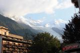 První pohled na Mt. Blanc ze Chamonix. Spíše tipujeme, než že přesně víme, kterýže to je.