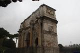 Největší ze tří dochovaných oblouků v Římě, Konstantinův oblouk, je připomínkou triumfu...