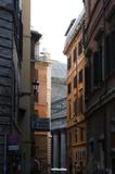 Už vykukuje :-) Řím vděčí císařovi Hadrianovi za Pantheon. Kruhový prostor o průměru a výšce čtyřicet tři metry řadí chrám mezi největší antické doby...