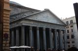 ...Jeho velkolepost lidi upozorňuje, že jsou v přítomnosti všech bohů - to je vlastně význam slova "Pantheon"...