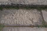 Nápisů tu bylo požehnaně. Pobýt tady prázdniny, naučíme se dobře latinsky.