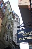 Spletitou sítí uliček, zákoutí a strmých schodů se blížíme k věži.