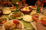 Večeře po příjezdu do Karsu aneb doplnění deficitu normálních jídel. Kebap, salát a u Péťi i Ayran ;-)