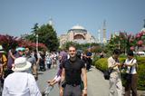 Tomás v popredi a Hagia Sofia v pozadi.
