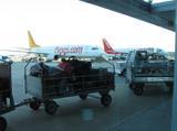 Sabiha Gokcen a letiste Paegasus airlines, se kterymi letime do tureckeho Trabzonu.