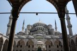 Do odletu smer vychod zbyva neco kolem pul dne a tak se vydavame na prohlidku Istanbulu. Toto je Modra mesita se setsi minarety. Lide se prou je-li hezci tato stavba ci neprilis vzdalena Hagia Sofia.