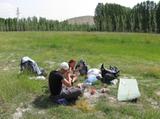 Ráno po rozdělení bylo nádherné. Dostali jsme okurky od místního farmáře a pak i meruňky od jeho souseda. Všichni byli nadšení, že do těchto končin zavítali turisté z takové dálky.