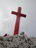 Vrcholovy kriz. Je novy od roku 2008, kdy ten puvodni, postaveny v 19. stoleti na pocest Frantiska Josefa, zlomil poryv vetru.
