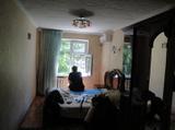 Pavel relaxuje ve svém pokoji v ubytku v Almatě.