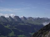 Pohled na Churfirsten (to je celá skupina těch vrcholů).