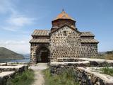 U Sevanu je Sevanavank, kostelik na kopci nad jezerem. 