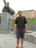 Cestou zpatky jdeme na hlubsi prohlidku Yerevanu. Marsrutka nas vyhazuje pred univerzitou. 