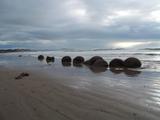 Kousek dále po pobřeží směr sever se nacházejí Moeraki boulders. 