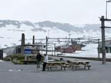 Je tu hnusně a spousta sněhu. Jdeme se poptat, jestli se dá projít okolo ledovce Hardangerjøkulen.