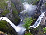 Přejíždíme k vodopádům Vøringsfossen. Dopřáváme si pocit vítězství - není tu sníh, ale zelená tráva.