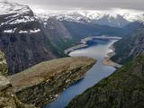 A cíl je tu - Trolltunga (Trolí jazyk). Úchvatná vyhlídka a fronty, tak rozbalujeme stany a míníme počkat, až se davy turistů vrátí domů.