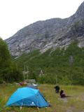 Byl tu trochu problém s kempováním (konkrétně všudypřítomné cedule "No camping"), tak jsme to nakonec zapíchli u pily společně s jedním norským párem