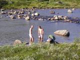 Řeka láká ke koupání. Petr s Tomášem se odhodlávají, Radim jen chladí hlavu a Zuzka škodolibě fotí.