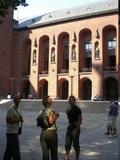 V prostoru stockholmské radnice se pečlivě rozhlížíme. Je to zajímavá stavba a nás velmi zajímá, kde má toalety :-)