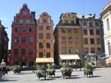 Domy obklopující náměstí Stortorget, nejstarší ve Stockholmu. Dějiště vánočních trhů, setkávání lidí - turistů, místních při demonstracích,...