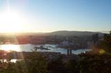 A ocitáme se v hlavním městě. Pohled na Oslo při západu slunce z vyhlídky nad městem.